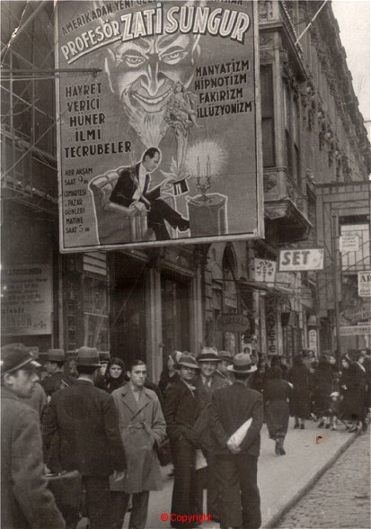 Istanbul: Latin Amerika'dan T&uuml;rkiye'ye D&ouml;n&uuml;�&uuml;nde (1936) �lk G&ouml;sterilerini Sergiledi�i Frans�z Tiyatrosu (Ses Tiyatrosu) Afi�inin Alt�nda..